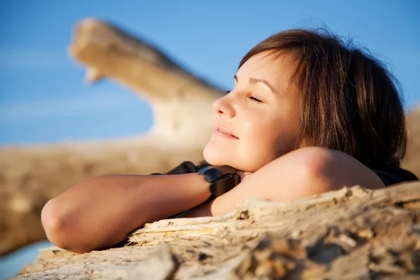 Яркое фото красивой модели, отдыхающей на пляже — стоковое фото