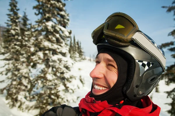 Mutlu genç gülümseyen adam. kış spor — Stok fotoğraf
