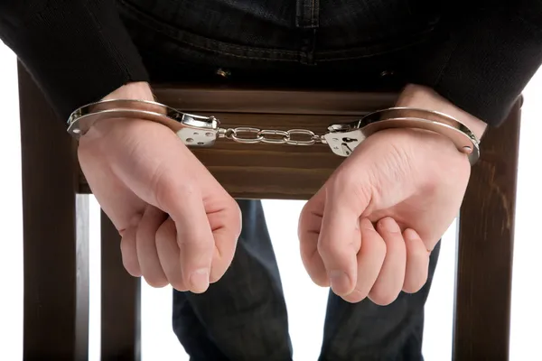Detail van de handen van een gearresteerd man, met handboeien — Stockfoto