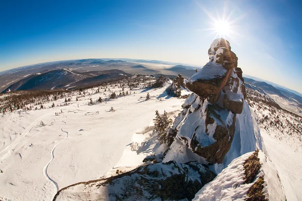 Declive de esqui e panorama das montanhas de inverno . — Fotografia de Stock
