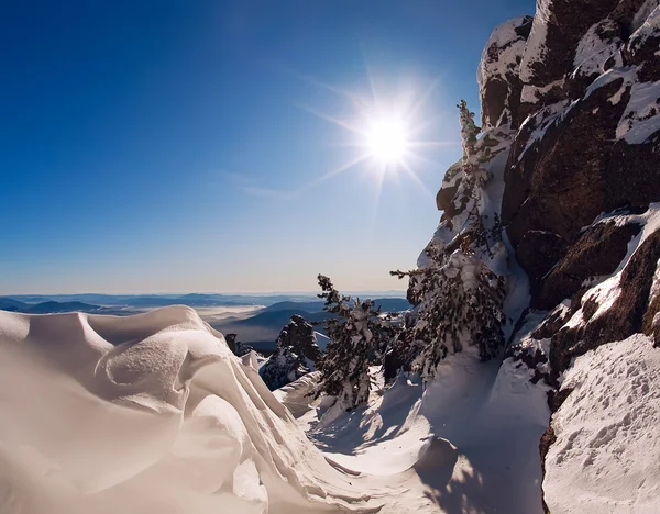 Sjezdovka a panorama hor, zimní. — Stock fotografie