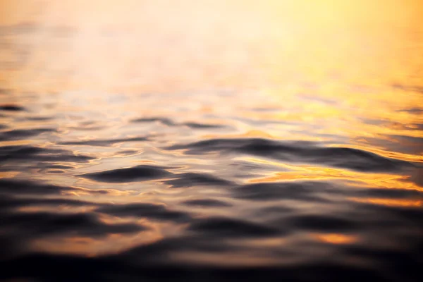 Imagen del agua superficial en el momento de la puesta del sol — Foto de Stock