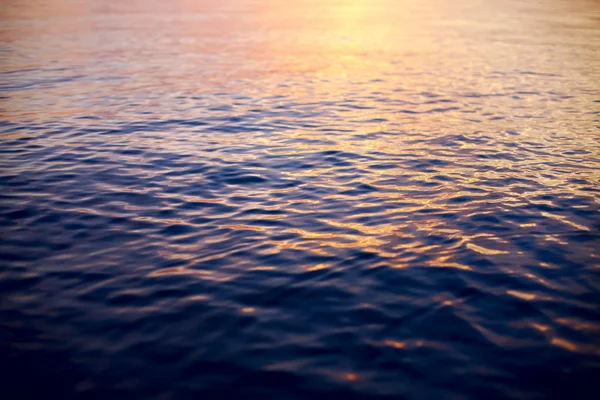 Gambar air permukaan dalam waktu matahari terbenam — Stok Foto