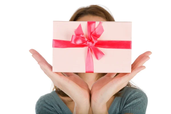 Čas dárky - dárkové krabice v ruce dívky — Stock fotografie
