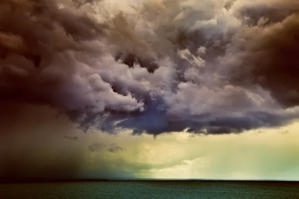 Bouřlivé počasí a temné mraky — Stock fotografie