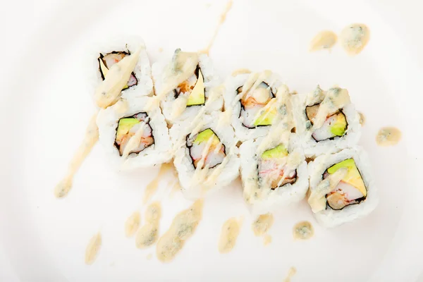 Rolos Maki e sashimi isolados em fundo branco — Fotografia de Stock
