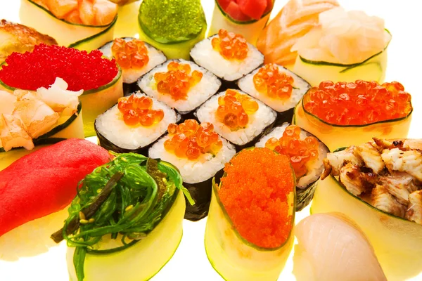 Sushi com caviar vermelho. Fechar. — Fotografia de Stock