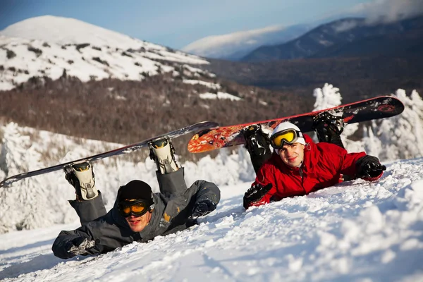 Glad snowboard team i vinter berg — Stockfoto