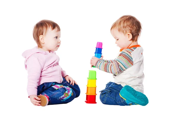 İki bebek izole oyuncakla oynamak — Stok fotoğraf
