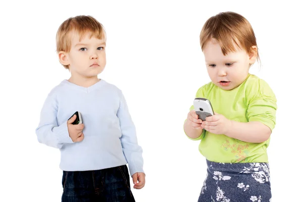 Überraschte kleine Mädchen und Jungen am Telefon — Stockfoto