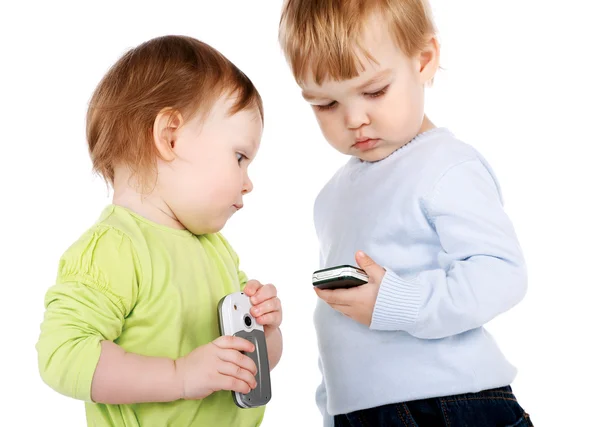 Überraschte kleine Mädchen und Jungen am Telefon — Stockfoto