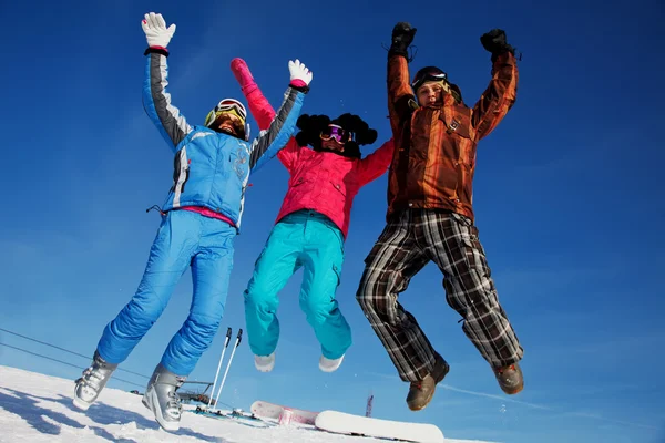 快乐滑雪队在冬天山 — 图库照片
