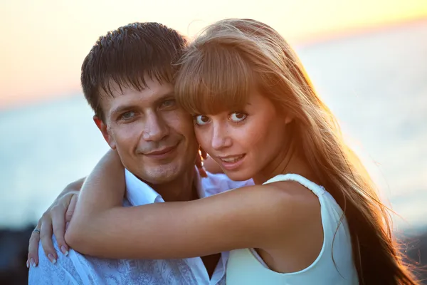 Porträt eines glücklichen jungen Paares, das Spaß am Strand hat. — Stockfoto