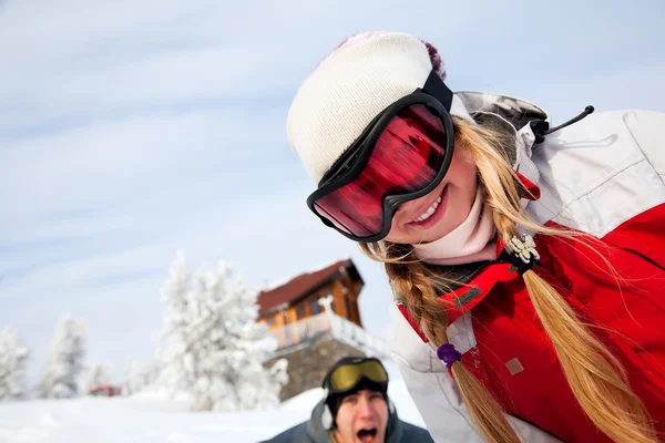 Jong gelukkig lachend meisje op berg — Stockfoto