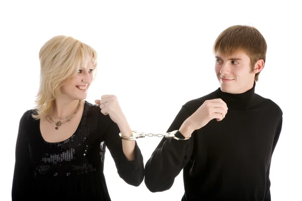Пара молодых людей с изолированными наручниками — стоковое фото