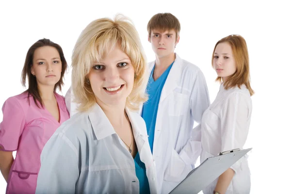 Portret van dokter met collega's op de achtergrond — Stockfoto