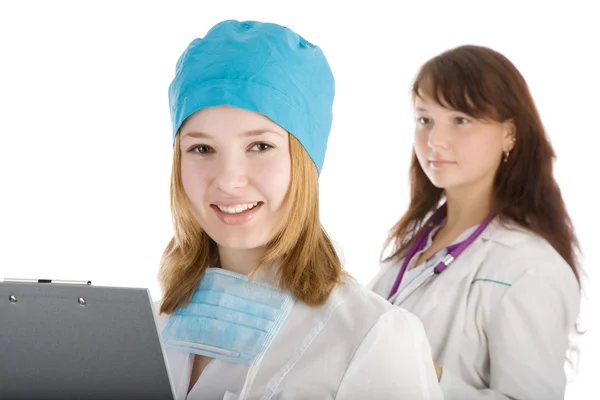 Een mooie jonge vrouwelijke artsen, uitvoering van medische dossiers. — Stockfoto