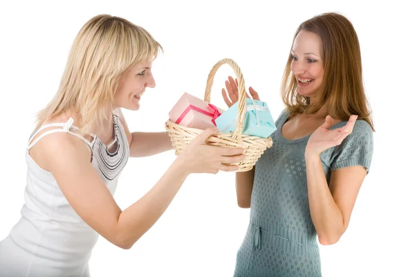Девушки улыбаются и держат в руках подарок в упаковке — стоковое фото