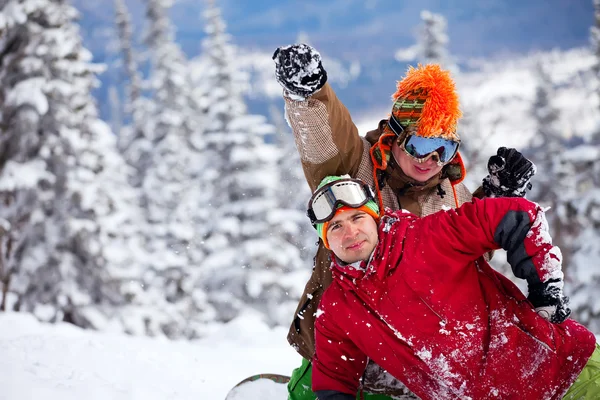 Bonne équipe de snowboard dans les montagnes d'hiver — Photo