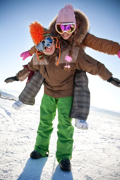 Glad snowboard team i vinter berg — Stockfoto