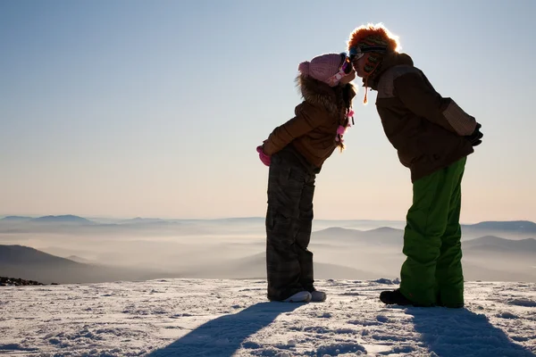 Gelukkig snowboard team in winter bergen — Stockfoto