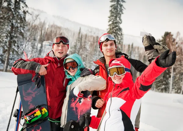 冬の山で幸せなスノーボード チーム — ストック写真