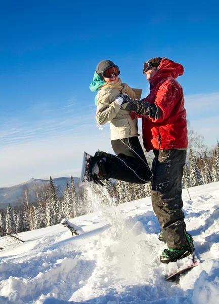 Gelukkig snowboard team in winter bergen — Stockfoto