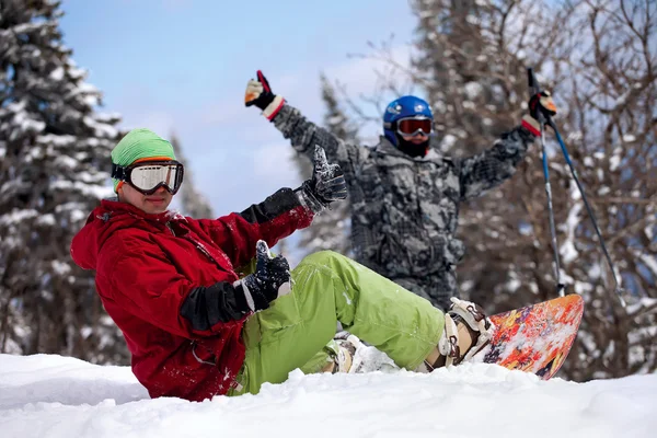 冬の山で幸せなスノーボード チーム — ストック写真