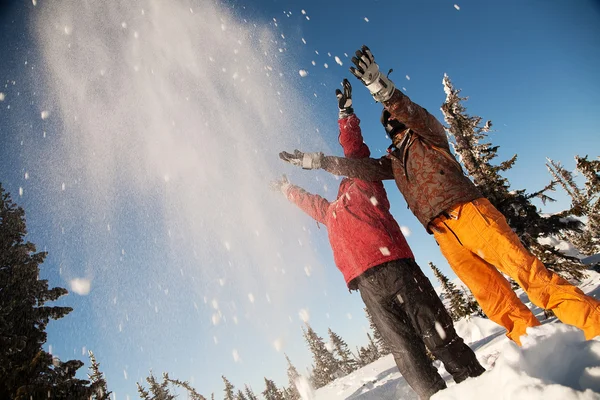 Equipe de snowboard feliz em montanhas de inverno — Fotografia de Stock