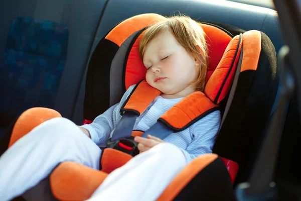 Meisje van de baby in de auto — Stockfoto