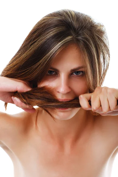 Vonzó nő harap hosszú haja — Stock Fotó