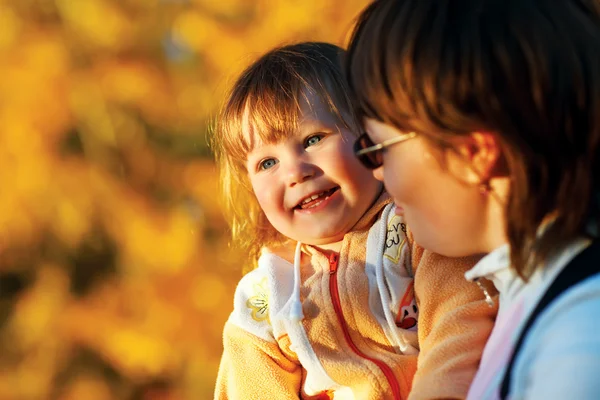 Small girl enjoying life with her mother — Stock Photo, Image