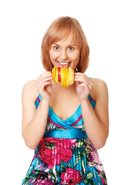 혼합된 과일을 들고 행복 한 젊은 여자의 초상화 — 스톡 사진