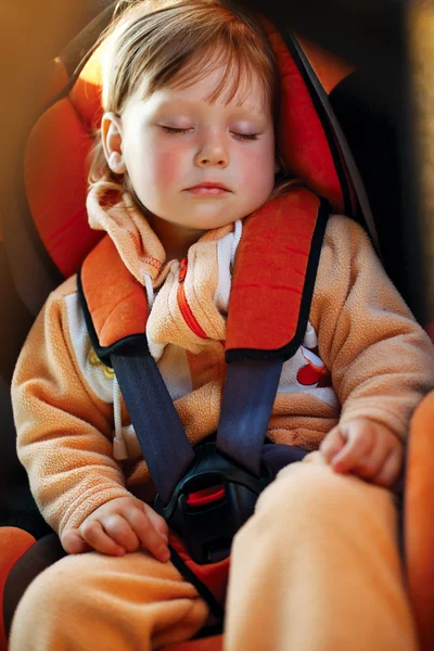 Meisje van de baby in de auto — Stockfoto