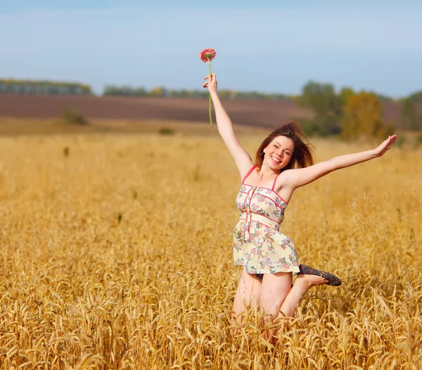 Bedårande kvinna i fältet med blomma — Stockfoto