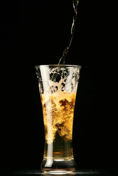 Pivo nalévající do skla — Stock fotografie