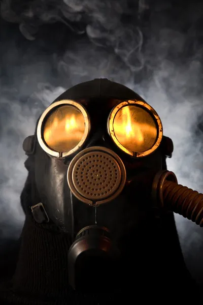 Людина в газовій масці над димчастим тлом — стокове фото