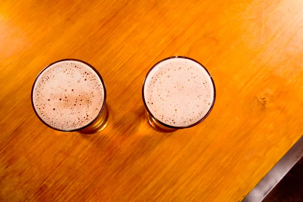 Dois copos de cerveja, ângulo de visão alto — Fotografia de Stock