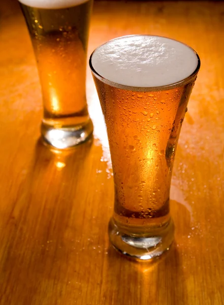 Dva pivní sklenice, zaměřit se na první — Stock fotografie