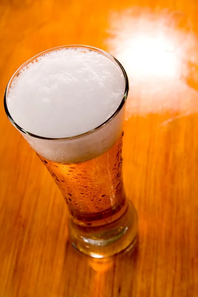 Pivní sklo dřevěné pozadí — Stock fotografie