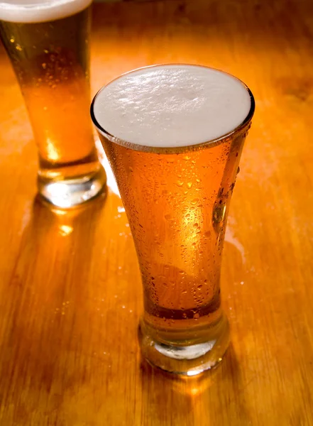 Two beer glasses, focus on first — Stock Photo, Image