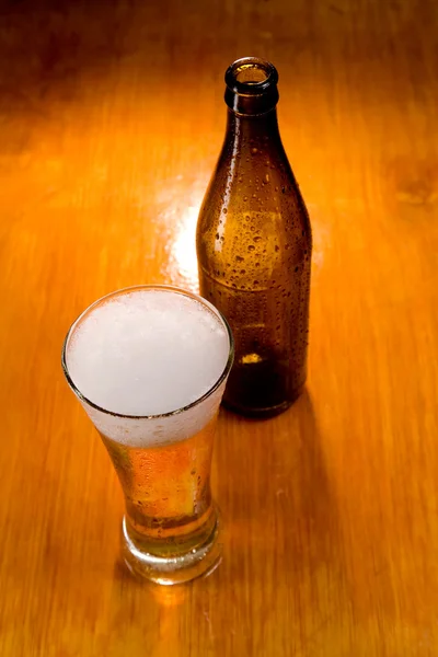 Пивной стакан и бутылка — стоковое фото