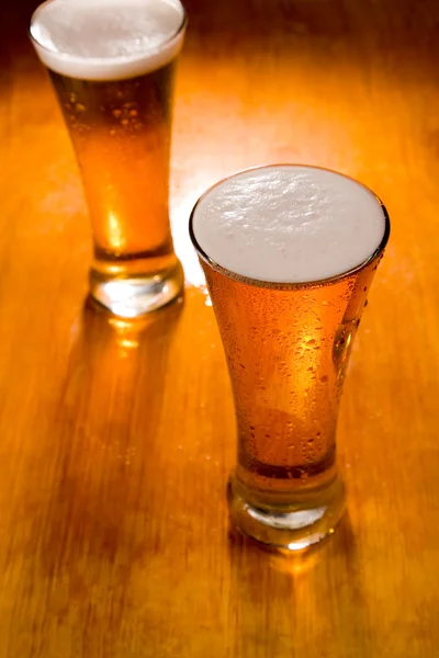 2 つのビールのグラス、最初に焦点を当てる ロイヤリティフリーのストック画像