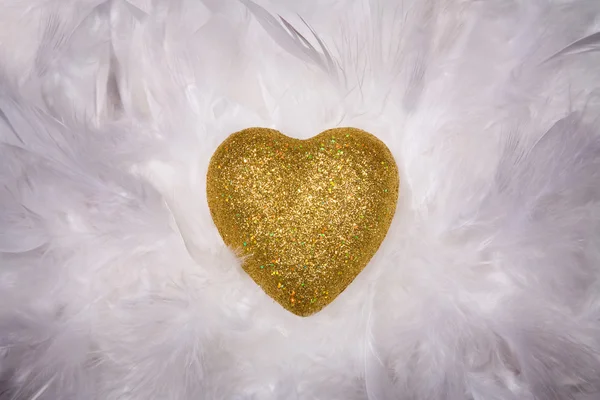 Złote serce nad białe pióra — Zdjęcie stockowe