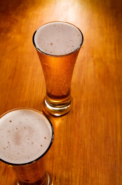 Primer plano de dos vasos de cerveza — Foto de Stock