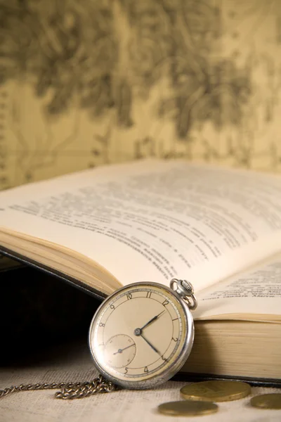 Vintage klockor och bok — Stockfoto