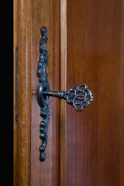 Vecchia chiave in una serratura di porta — Foto Stock