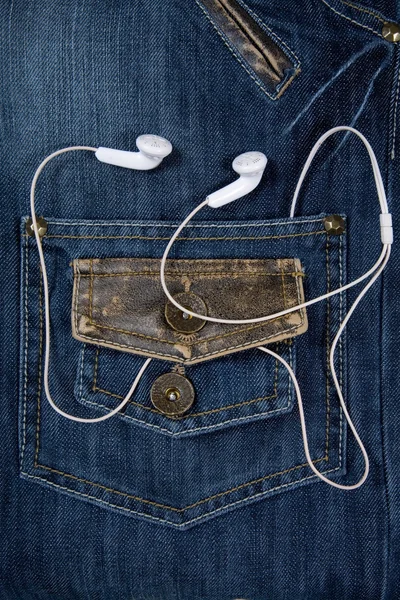 Calça jeans azul e fones de ouvido — Fotografia de Stock