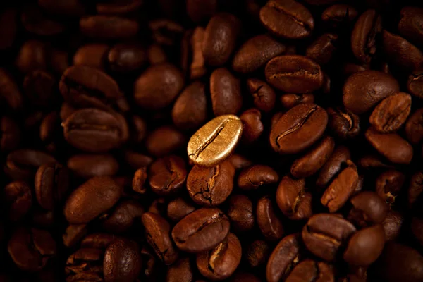 Close-up shot smažené kávová zrna — Stock fotografie