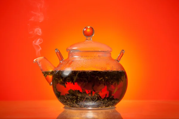 Glas Teekanne mit grünem Tee — Stockfoto